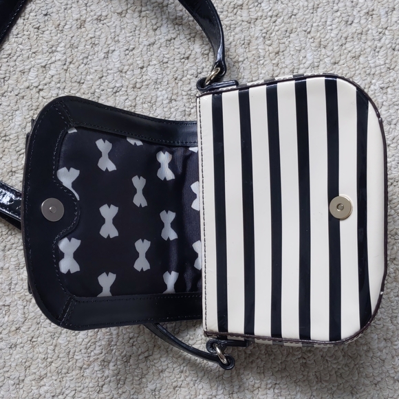 Kate Spade Chelsea Park Jade crossbody bag, black and white stripes - Picture 5 of 7